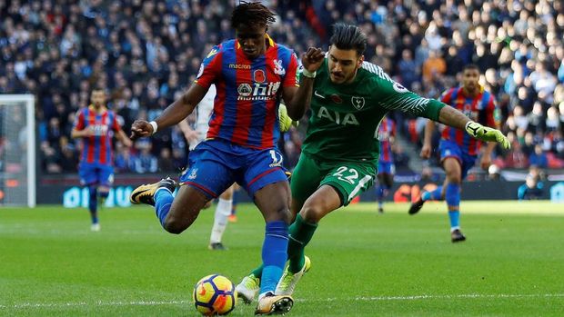 Wilfried Zaha membuang peluang emas di babak pertama.