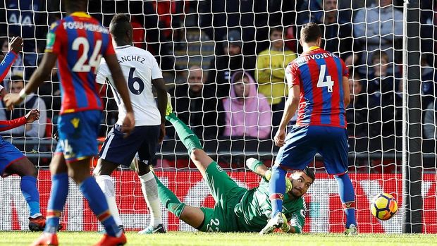Kiper Paulo Gazzaniga bermain apik di laga debut bersama Tottenham Hotspur di Liga Primer.