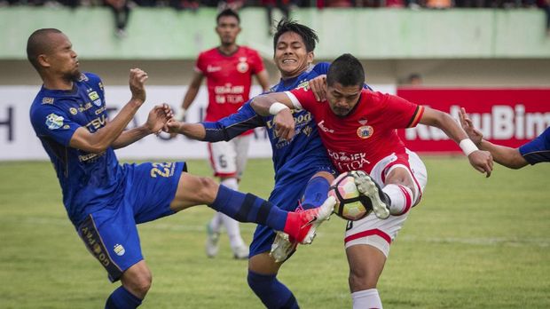 Supardi Nasir (kiri) yakin wasit Shaun Evans melihat bola sudah masuk gawang.