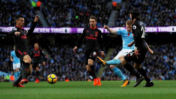 Kevin De Bruyne mencetak gol indah ke gawang Arsenal.