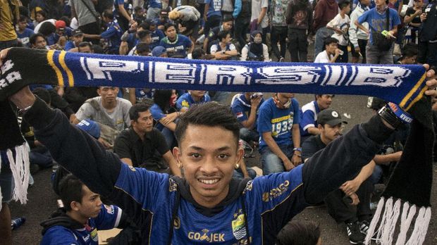 Bobotoh berharap kedatangan Roberto Carlos dapat memperbaiki prestasi Persib musim depan.