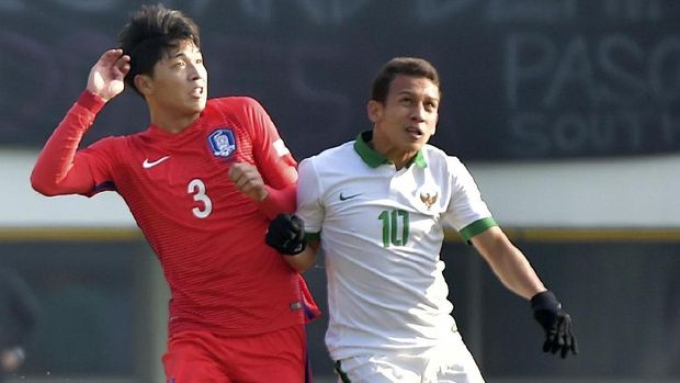 Eduard Tjong menilai Timnas Indonesia U-19 terlalu memaksakan bermain menyerang lawan tim kuat seperti Korea Selatan.