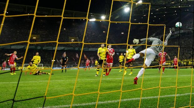 Gol pertama Bayern Munich yang dicetak oleh Arjen Robben.