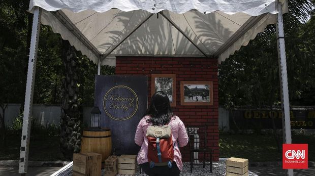 Booth Kahiyang-Bobby di dekat Stadion Manahan Solo.
