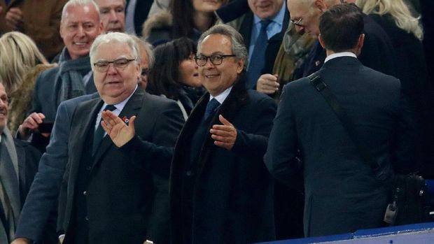 Pemilik Everton Farhad Moshiri (tengah) menjadi pemilik mayoritas saham klub tahun lalu.