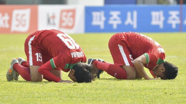 Hanis Saghara (kiri) merayakan gol ke gawang Malaysia.