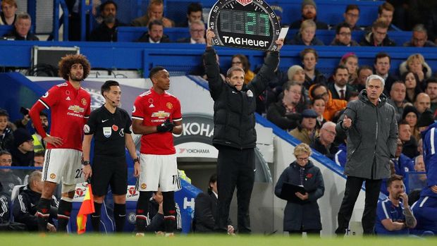 Jose Mourinho memberikan ucapan selamat kepada Chelsea.