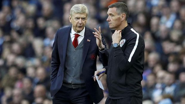 Arsene Wenger sempat memprotes keputusan wasit terkait penalti untuk Manchester City pada laga 5 November 2017.