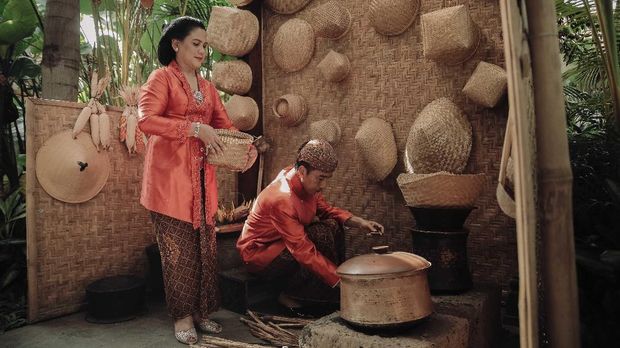 Kebaya Iriana yang berwarna oranye dipakai saat prosesi siraman