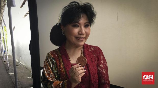 Anne Avantie membawa kereweng yang digunakannya membeli dawet yang dijual Iriana Jokowi di prosesi pernikahan Kahiyang Ayu.