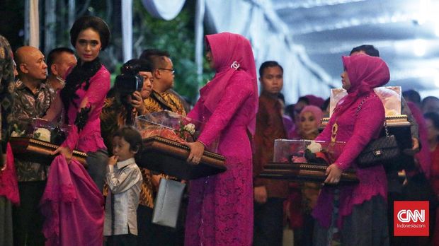 Malam Midodareni, Jokowi Berbusana Hijau Sambut Seserahan