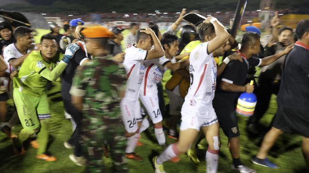 Para pemain Bali United sempat kesulitan masuk ke ruang ganti usai melawan PSM.