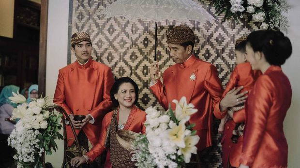 Kahiyang dikelilingi keluarganya usai siraman, Selasa (7/11).