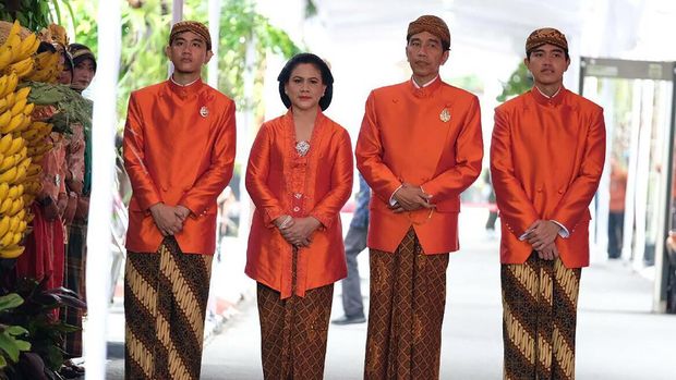 Keluarga Jokowi dibalut busana Jawa dalam prosesi siraman Kahiyang Ayu dan Bobby Nasution