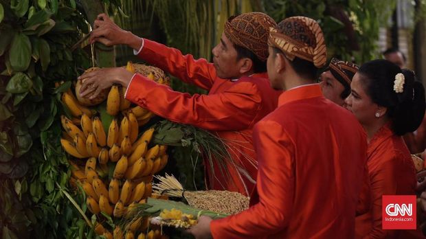 Jokowi memasang bleketepe dan hasil bumi sebelum siraman Kahiyang.