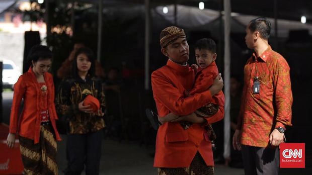 Keluarga Jokowi menggunakan kebaya dan beskap Jawa berwarna oranye