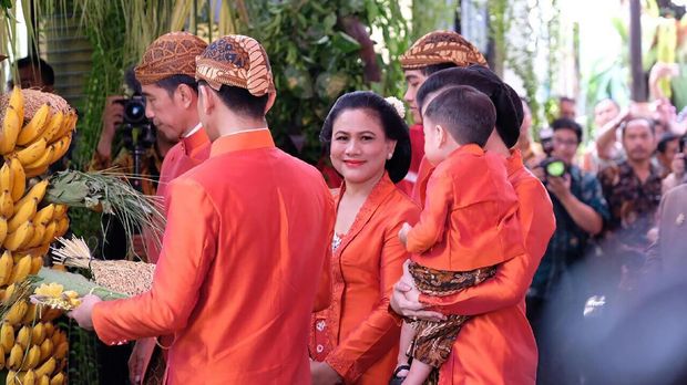 Senyum manis Iriana Jokowi dalam balutan kebaya Tuti Adib