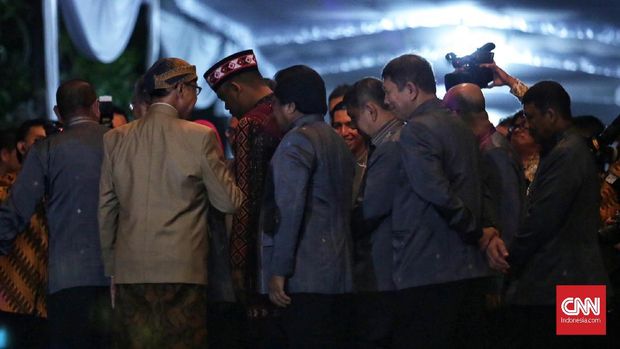 Bobby Nasution (tengah) tampak tiba di depan kediaman Kahiyang Ayu.