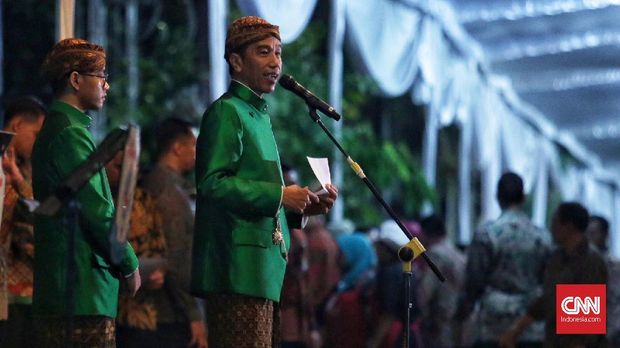 Presiden Joko Widodo memberikan sapaan kepada para tamu dan undangan yang datang di malam midodareni, Selasa (7/11).
