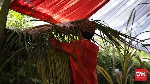 Jokowi saat memasang bleketepe sebelum prosesi siraman Kahiyang.