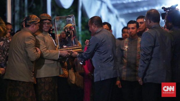 Malam Midodareni, Jokowi Berbusana Hijau Sambut Seserahan