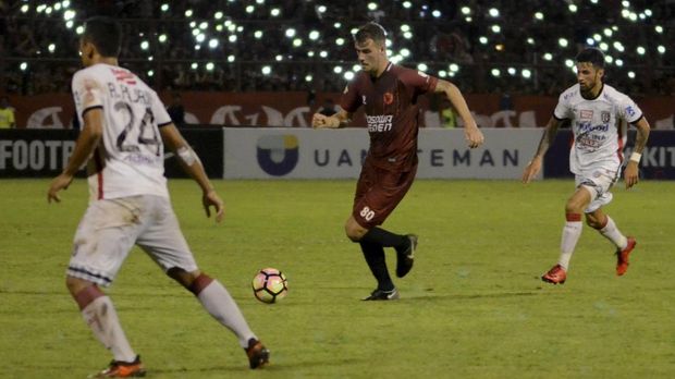 Wiljan Pluim menjadi salah satu pemain asing yang masih diandalkan PSM Makassar pada musim 2018.