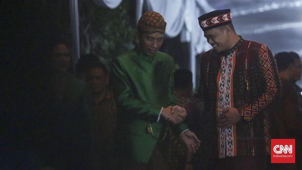 Jokowi dan Bobby di malam midodareni Kahiyang, Selasa (7/11).