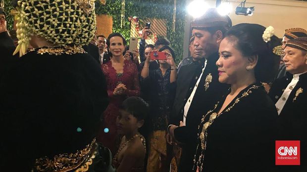 kebaya hitam Iriana saat pesta resepsi