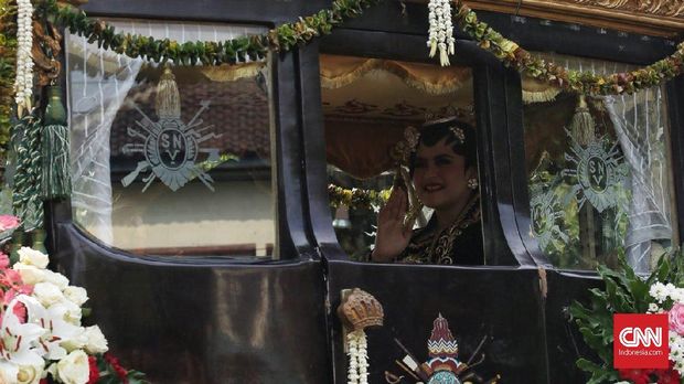 Anggunnya Kahiyang Ayu dalam Busana Pengantin Jawa Klasik