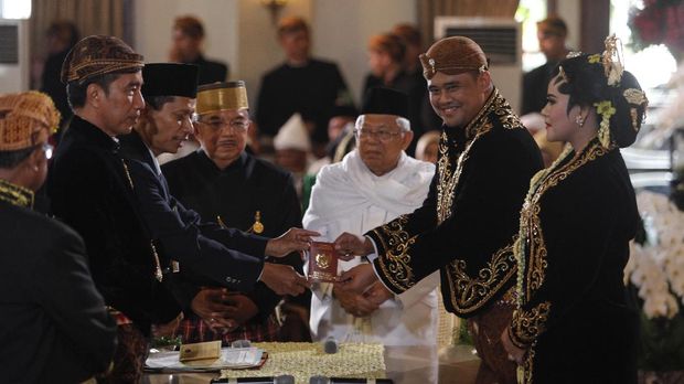 Bobby Nasution meminang Kahiyang Ayu dengan mas kawin seperangkat alat salat dan emas 80 gram.