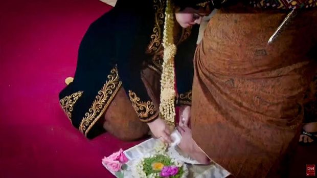 Kahiyang dan Bobby masih melakukan upacara panggih, bagian dari adat Jawa.