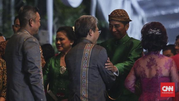 4 Busana Seragam Keluarga Jokowi di Pernikahan Kahiyang-Bobby