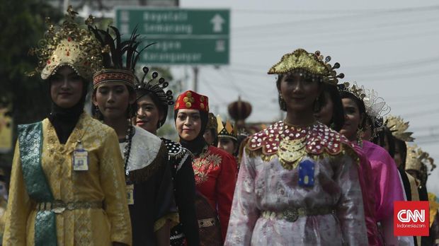 Sejumlah aparat keamanan wanita baik dari TNI, Polri, maupun Paspampres ikut mengamankan dan menjadi petugas di pernikahan Kahiyang-Bobby.