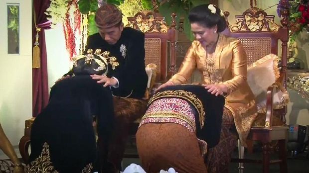 Kahiyang dan Bobby masih melangsungkan sungkeman usai akad nikah, sesuai adat Jawa.