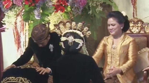 Isyarat tangan Iriana ke Jokowi di Sungkeman Kahiyang