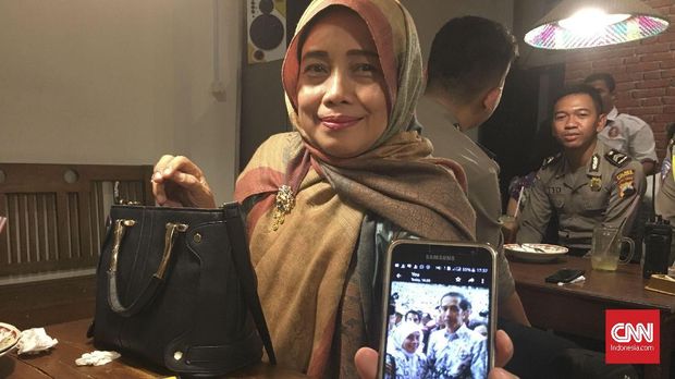 Eni, guru SMPN 1 Cibinong Bogor rela jauh-jauh datang ke Solo demi melihat pernikahan Kahiyang-Bobby.