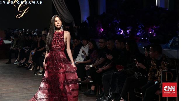Kilau Bintang Dominasi Koleksi Terbaru Ivan Gunawan