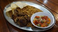 Abu Lahap Mencicip Nasi Goreng Kebuli dengan Paduan Dabba Abu Lahap Mencicip Nasi Goreng Kebuli dengan Paduan Dabba