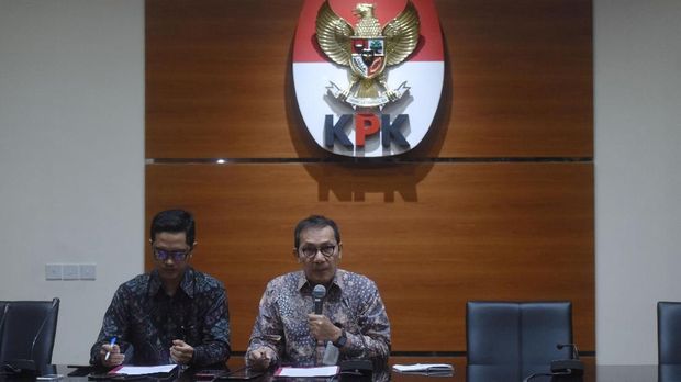 Wakil Ketua KPK Saut Situmorang (kanan) didampingi Juru Bicara Febri Diansyah (kiri), mengumumkan penetapan Setya Novanto sebagai tersangka kasus korupsi e-KTP untuk yang kdua kalinya, di Jakarta, Jumat (10/11).