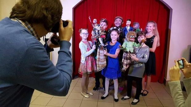Anak-anak Rusia berfoto bersama wayang golek Indonesia
