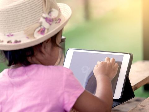 Ilustrasi anak main gadget/