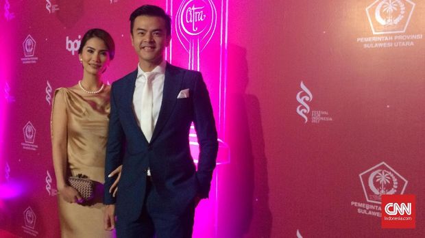 Dion Wiyoko terlihat di karpet merah.