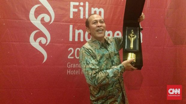Yayu Unru mendapatkan Piala Citra.