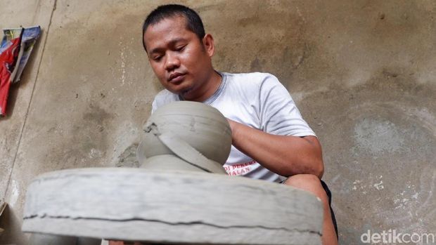 Proses pembuatan keramik di Banjarnegara.