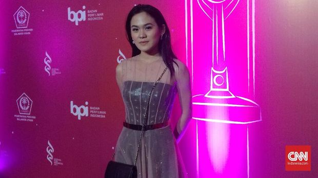Sheryl Sheinafia datang bersama ibundanya.