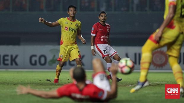 Bambang Pamungkas nyaris mencetak gol ke gawang Bhayangkara FC. (
