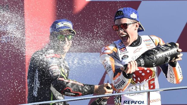 Johann Zarco dan Marc Marquez naik podium di MotoGP Valencia 2017.