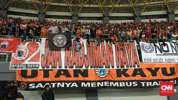 Gede Widiade akan meminta pendapat dari Jakmania terkait stadion alternatif Macan Kemayoran. (