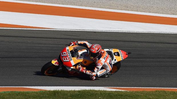 Marc Marquez nyaris mengalami kecelakaan di GP Valencia.