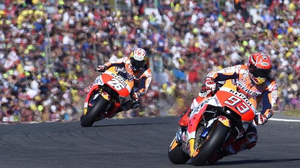 Marc Marquez melakukan penyelamatan luar biasa di Tikungan 1 menghindari dirinya dari kecelakaan. (